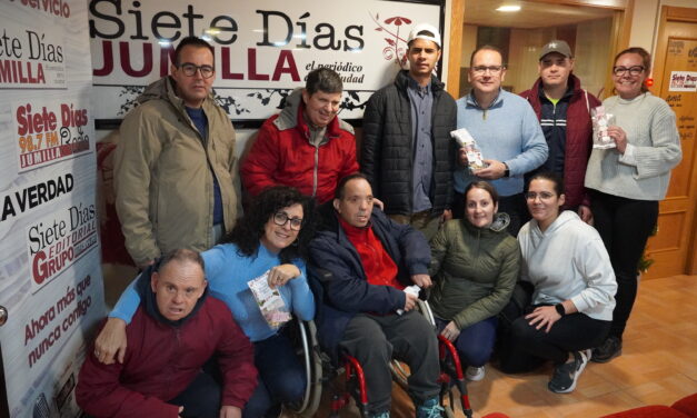 Colectivos, empresas y amigos visitan estos días la redacción y el estudio de radio de Siete Días