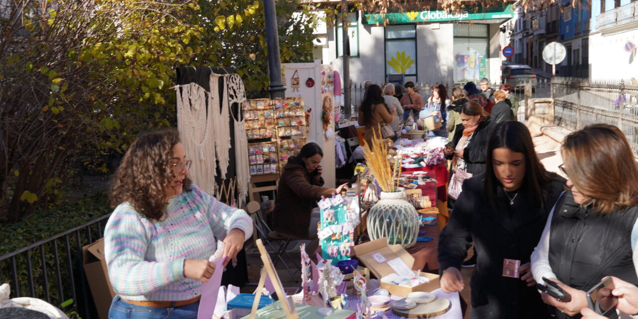 Los artesanos desafían al frío y muestran sus trabajos en el Mercadillo Navideño