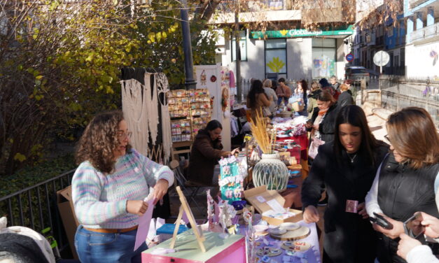 Los artesanos desafían al frío y muestran sus trabajos en el Mercadillo Navideño