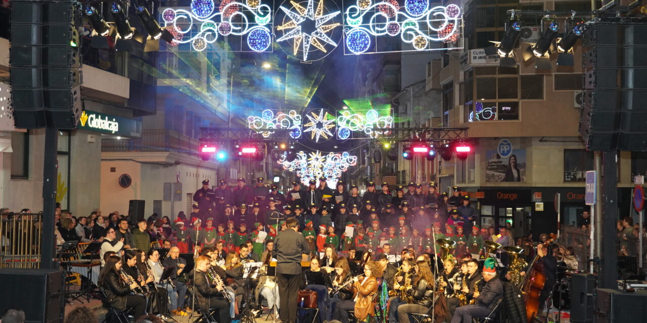 El tren “Polar Express” llega a Jumilla lleno de elfos, y enciende una brillante Navidad 2024