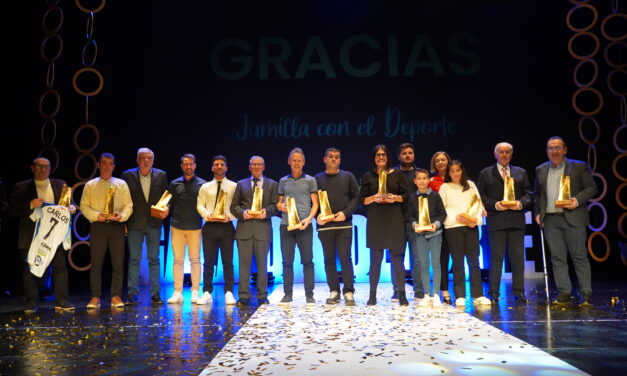 El Ayuntamiento entrega a doce deportistas relevantes de 2024, su ‘antorcha olímpica’