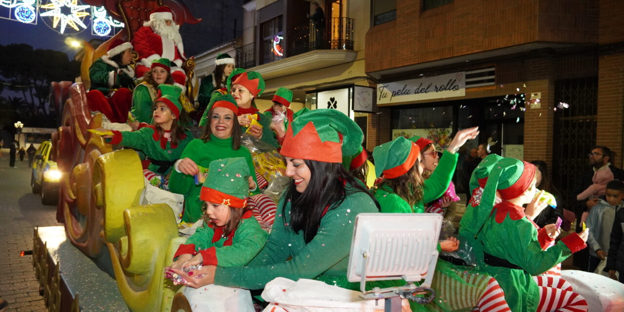 Papá Noél desfila en su carroza hasta el recinto navideño del Vico