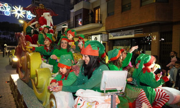 Papá Noél desfila en su carroza hasta el recinto navideño del Vico