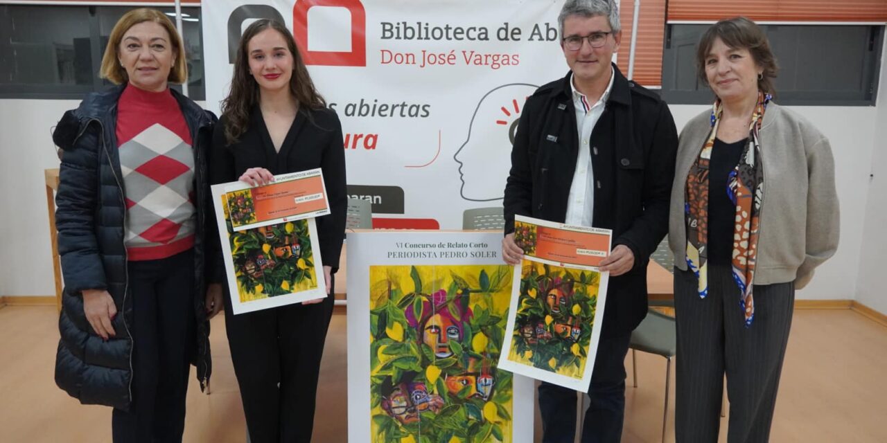 Elena López Santos recoge un 1º premio en Abarán, por su relato corto titulado “Enhebrando ecos”