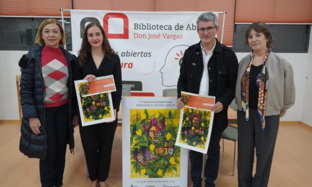 Elena López Santos recoge un 1º premio en Abarán, por su relato corto titulado “Enhebrando ecos”