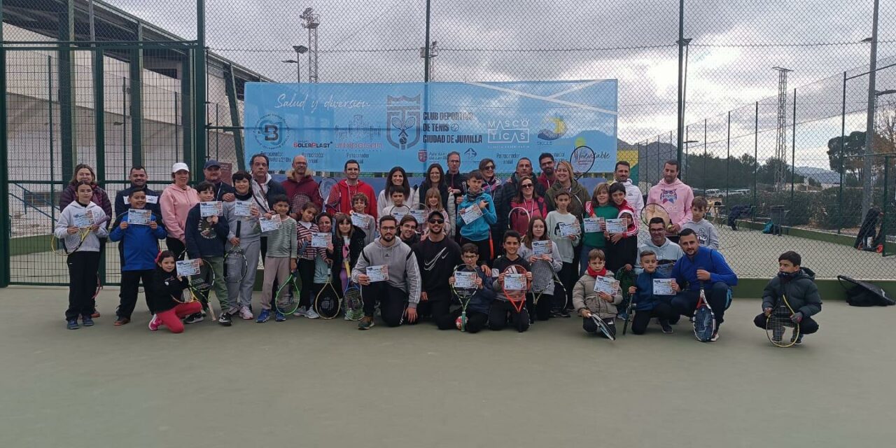 Veinte parejas de padres e hijos terminan el año jugando al tenis