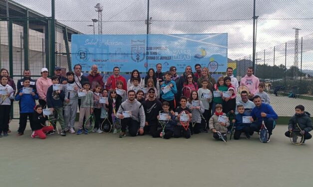 Veinte parejas de padres e hijos terminan el año jugando al tenis