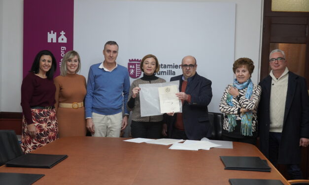 La familia Cerón Pagán dona importantes documentos de Juan Lozano Santa a Jumilla