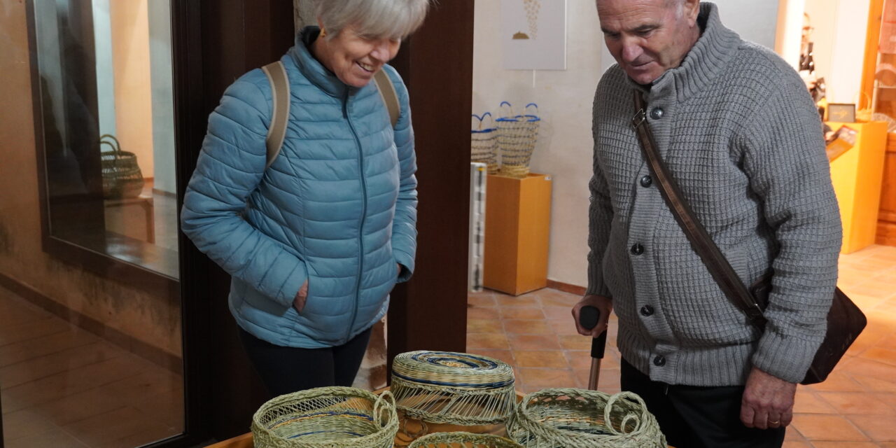 Laly Martínez Tomás expone sus obras elaboradas con papel de esparto, y cestos tintados