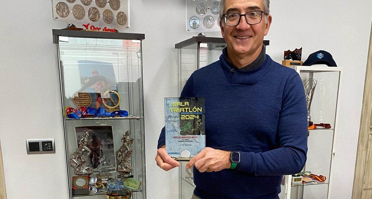 Pascual Burruezo recibe el premio al mejor veterano en la Gala Anual de Triatlón de la Región de Murcia