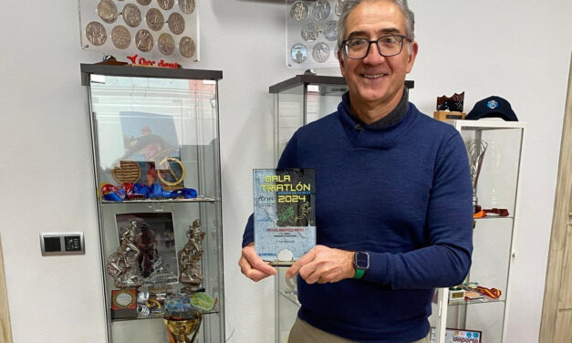 Pascual Burruezo recibe el premio al mejor veterano en la Gala Anual de Triatlón de la Región de Murcia