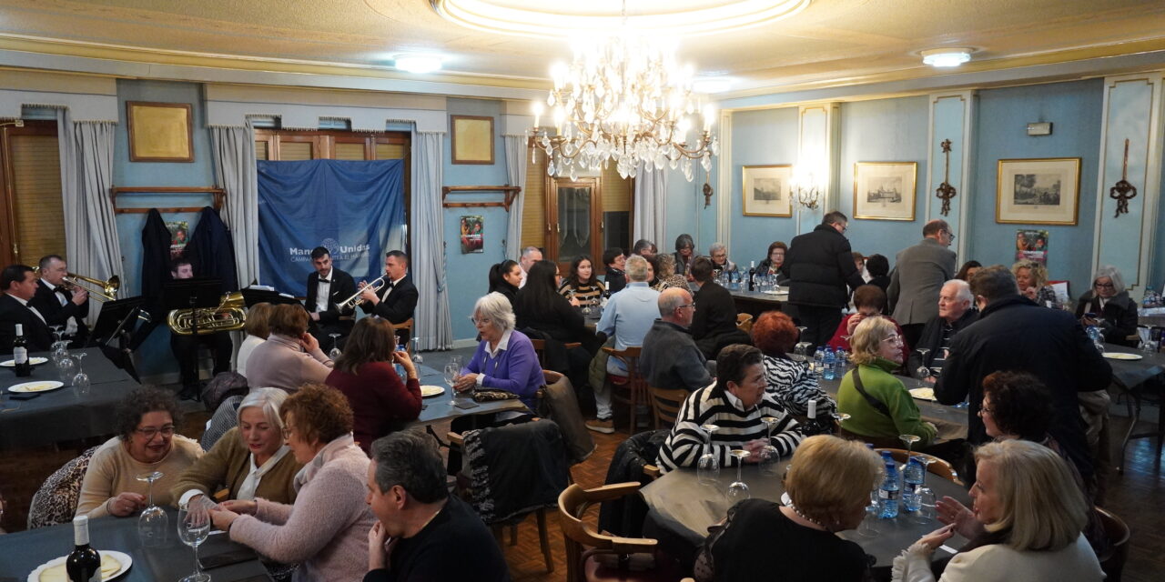 La cena solidaria de Manos Unidas llena el salón principal del antiguo Casino