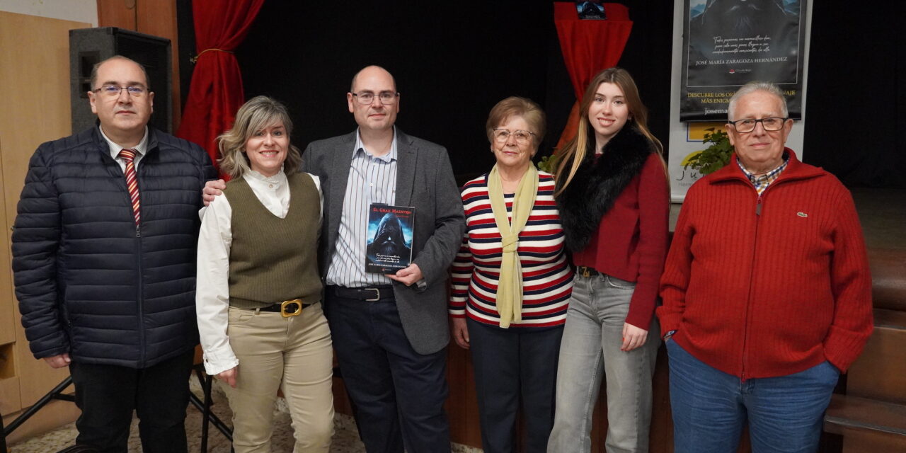 José María Zaragoza presentó su último libro acompañado de familiares y amigos