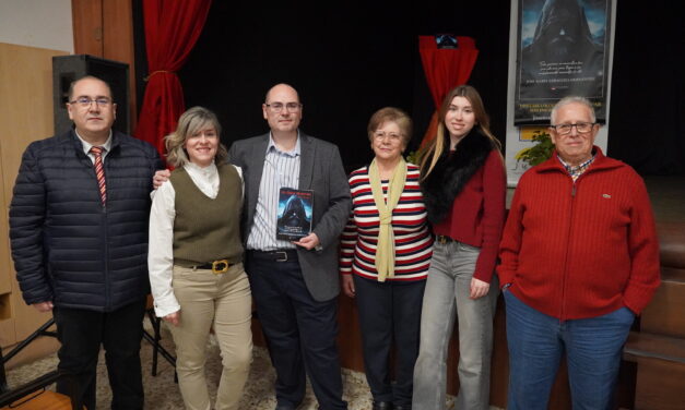 José María Zaragoza presentó su último libro acompañado de familiares y amigos