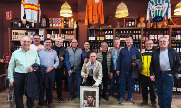 Homenaje de Los Chilines al ciclista Bernardo González a través de una exposición