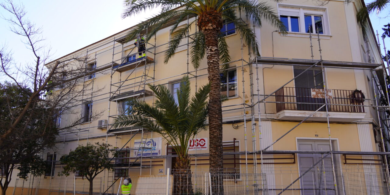 Avanzan los trabajos del cambio de cubierta en el edificio El Alpicoz, sede de varios colectivos