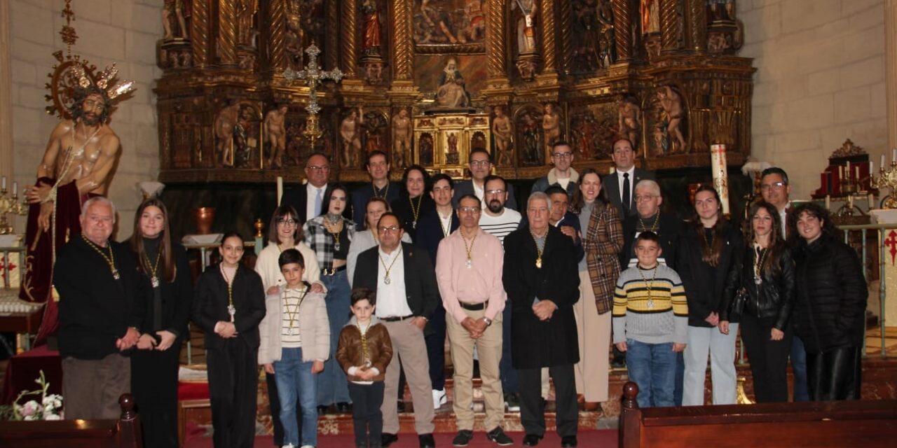 Catorce hermanos se incorporan a la Cofradía del Cristo de la Sentencia