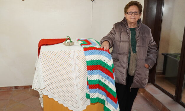 Con 84 años, María Abellán Herrero expone sus trabajos de ganchillo