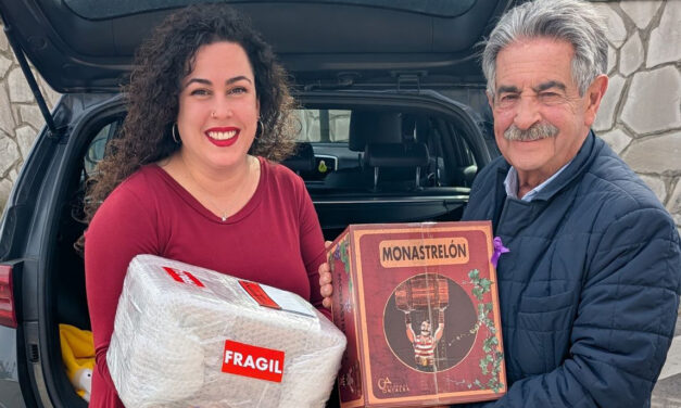 Ana Cristina García obsequia a Miguel Ángel Revilla con algunos de los productos que representa