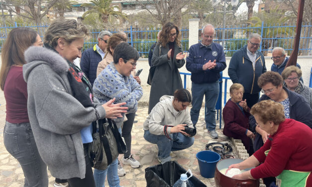 Antonia García enseña a elaborar queso fresco a alrededor de 40 personas en el Centro de Mayores del IMAS