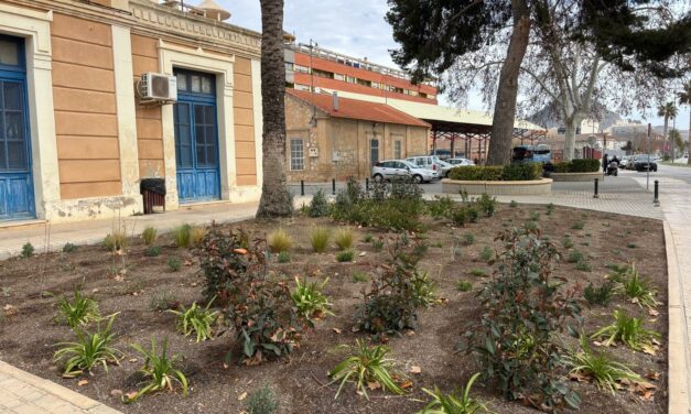 Medio Ambiente mejora la zona de los parterres junto a Cruz Roja y Protección Civil