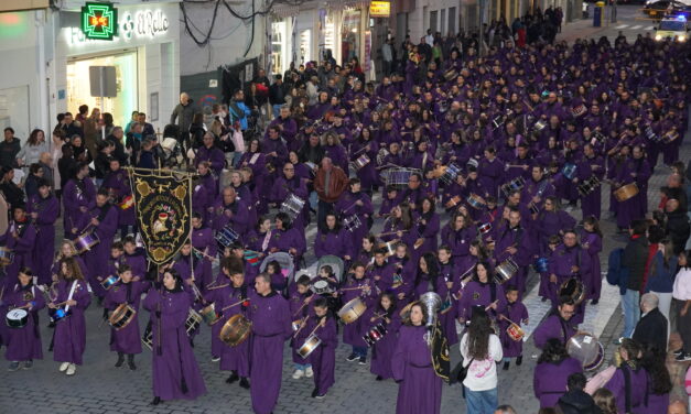 La Tamborada de la Burrica inunda con sus redobles la calle principal de Jumilla