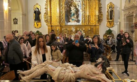 El solemne descendimiento del Cristo de la Salud congrega a numerosos fieles