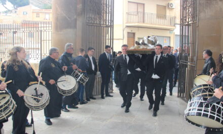 La Hermandad del Santo Sepulcro celebra el solemne acto de depositar a Jesús en su sepultura