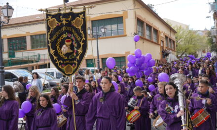 La tamborada infantil llena el itinerario de cientos de túnicas y globos color morado