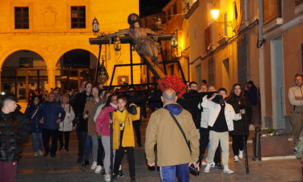Martes Santo, niños y jóvenes protagonizanel traslado de la imagen del Cristo de la Sed