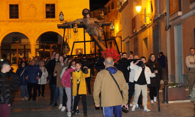 Martes Santo, niños y jóvenes protagonizanel traslado de la imagen del Cristo de la Sed