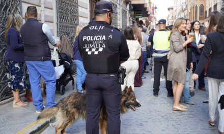 La Semana Santa no logra reconducir el desfile de manolas de Jueves Santo