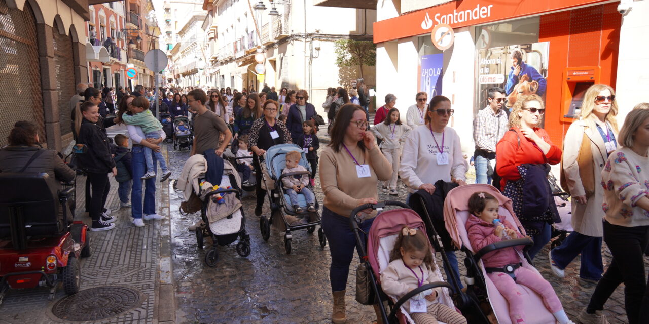 El Cristo de la Columna es trasladado a la sede de la hermandad arropado por multitud de niños y niñas