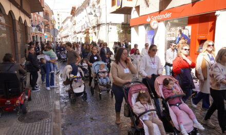 El Cristo de la Columna es trasladado a la sede de la hermandad arropado por multitud de niños y niñas