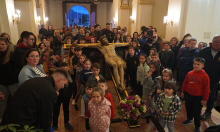 El Cristo de la Reja, cada año con más niños a su alrededor