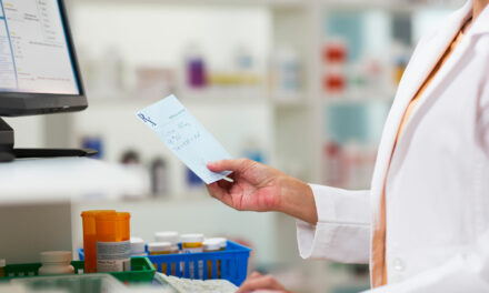 El PSOE pide que se pueda renovar recetas a pacientes crónicos en las farmacias, sin ir al Centro de Salud