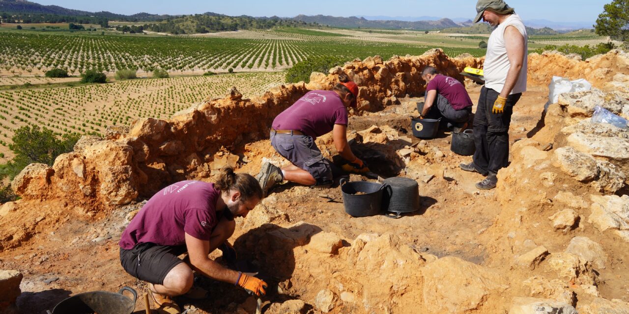 Hallan diez figuras de terracota de la época del Bronce en el yacimiento del Tío Pimentón