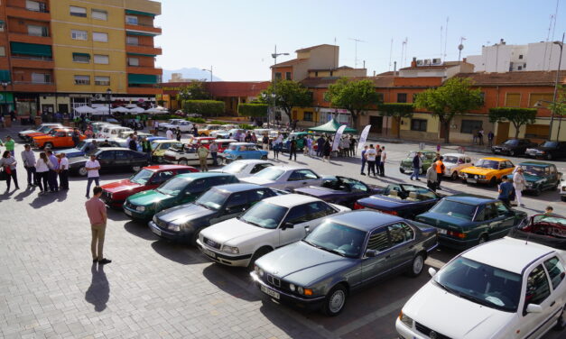 Alrededor de 200 coches clásicos de toda España se dan cita en Jumilla
