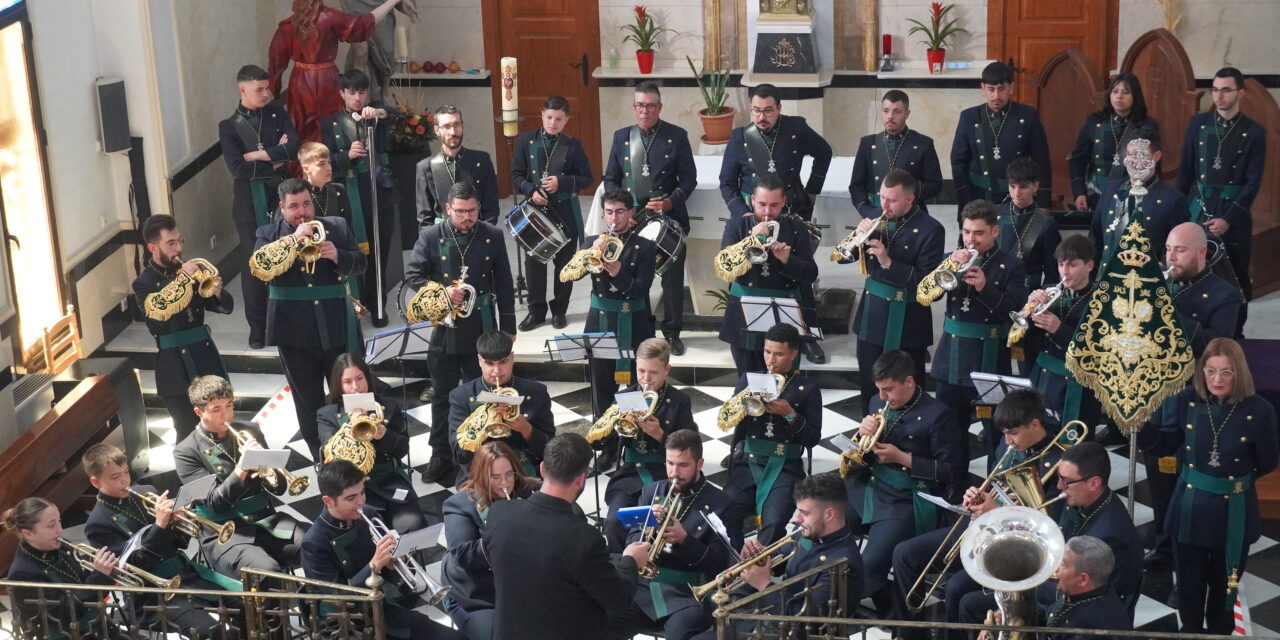 La Banda de CC. y TT. Las Lamentaciones, rinde culto y honor a las cruces de mayo