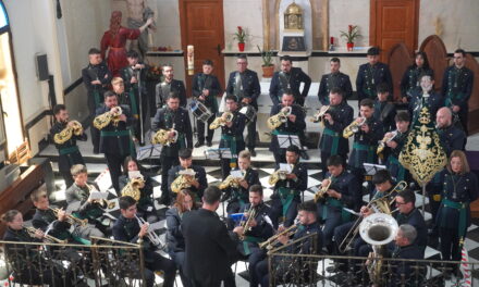 La Banda de CC. y TT. Las Lamentaciones, rinde culto y honor a las cruces de mayo