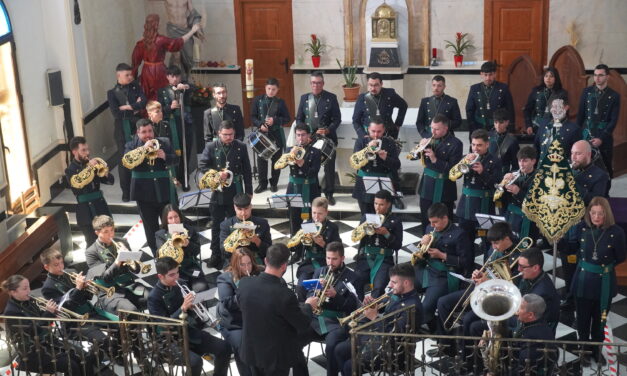 La Banda de CC. y TT. Las Lamentaciones, rinde culto y honor a las cruces de mayo