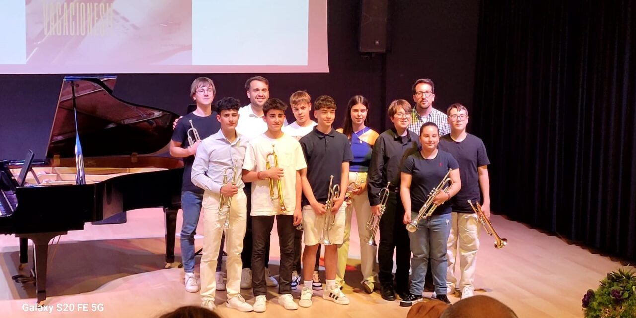 Los alumnos de trompa y trompeta demuestran lo aprendido en el curso