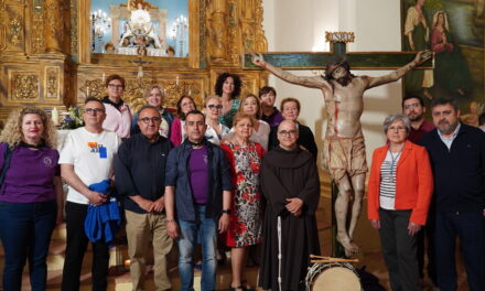 Los tamborileros acaban la Semana Santa junto a su Cristo de la Sangre