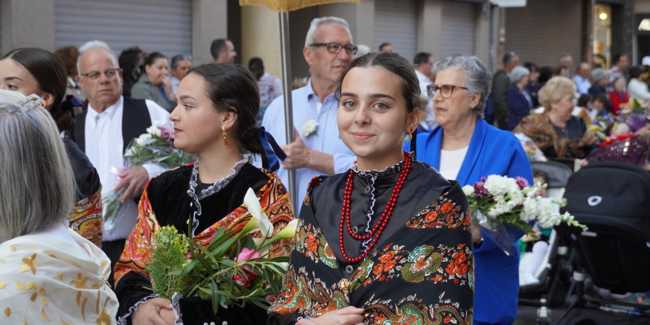 La Ofrenda de Flores al Cristo de la Columna reúne a los colectivos, y los más pequeños destacan por su participación