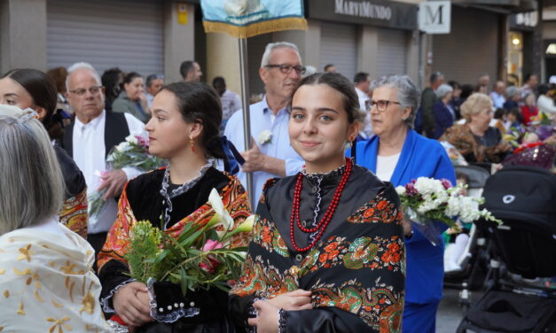La Ofrenda de Flores al Cristo de la Columna reúne a los colectivos, y los más pequeños destacan por su participación