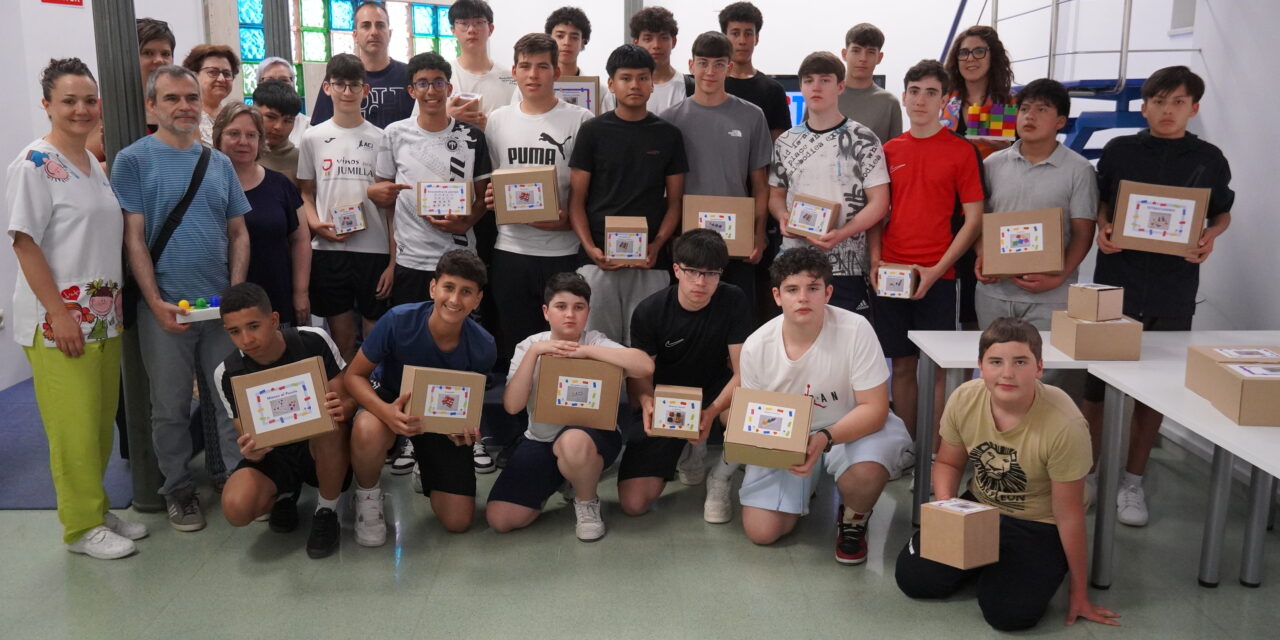 Alumnos de Digitalización del IES Infanta Elena crean y donan juegos de estimulación para los centros de Aspajunide