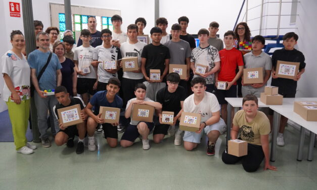 Alumnos de Digitalización del IES Infanta Elena crean y donan juegos de estimulación para los centros de Aspajunide