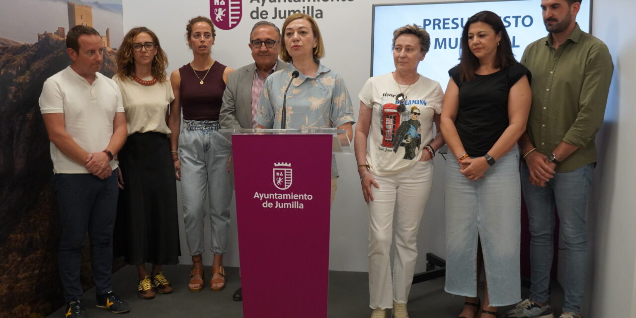 La alcaldesa presenta en solitario el presupuesto y provoca el malestar de Vox