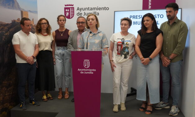 La alcaldesa presenta en solitario el presupuesto y provoca el malestar de Vox