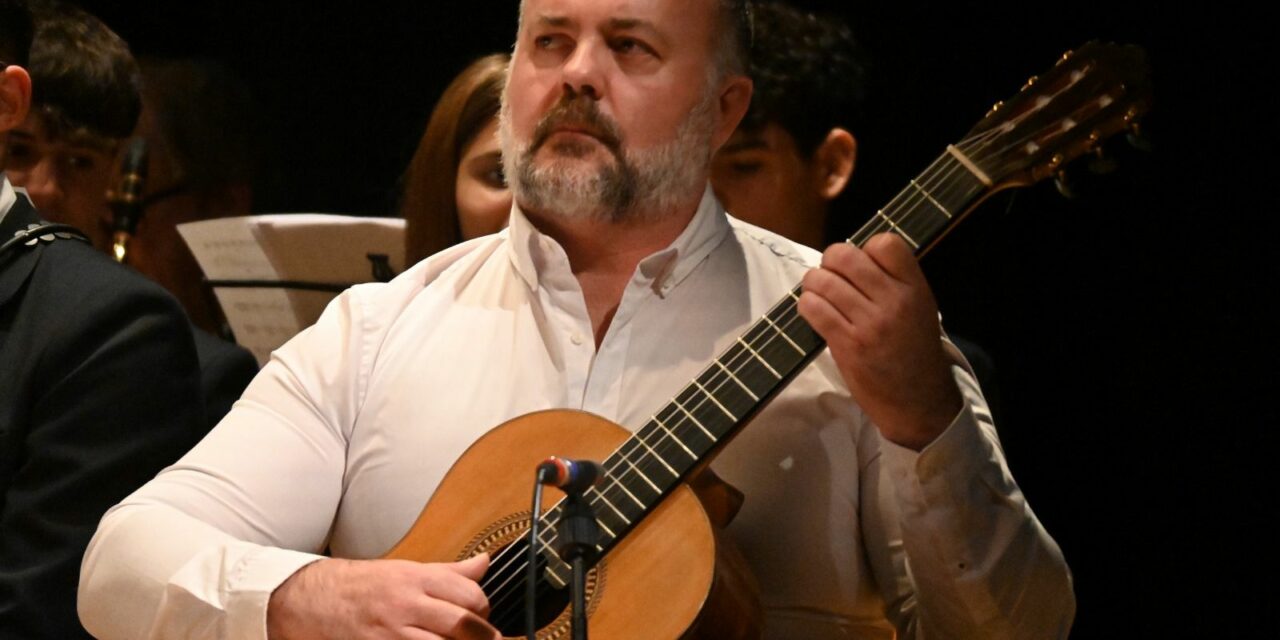 El catedrático de guitarra Antonio Clavel imparte en Jumilla un curso para estudiantes